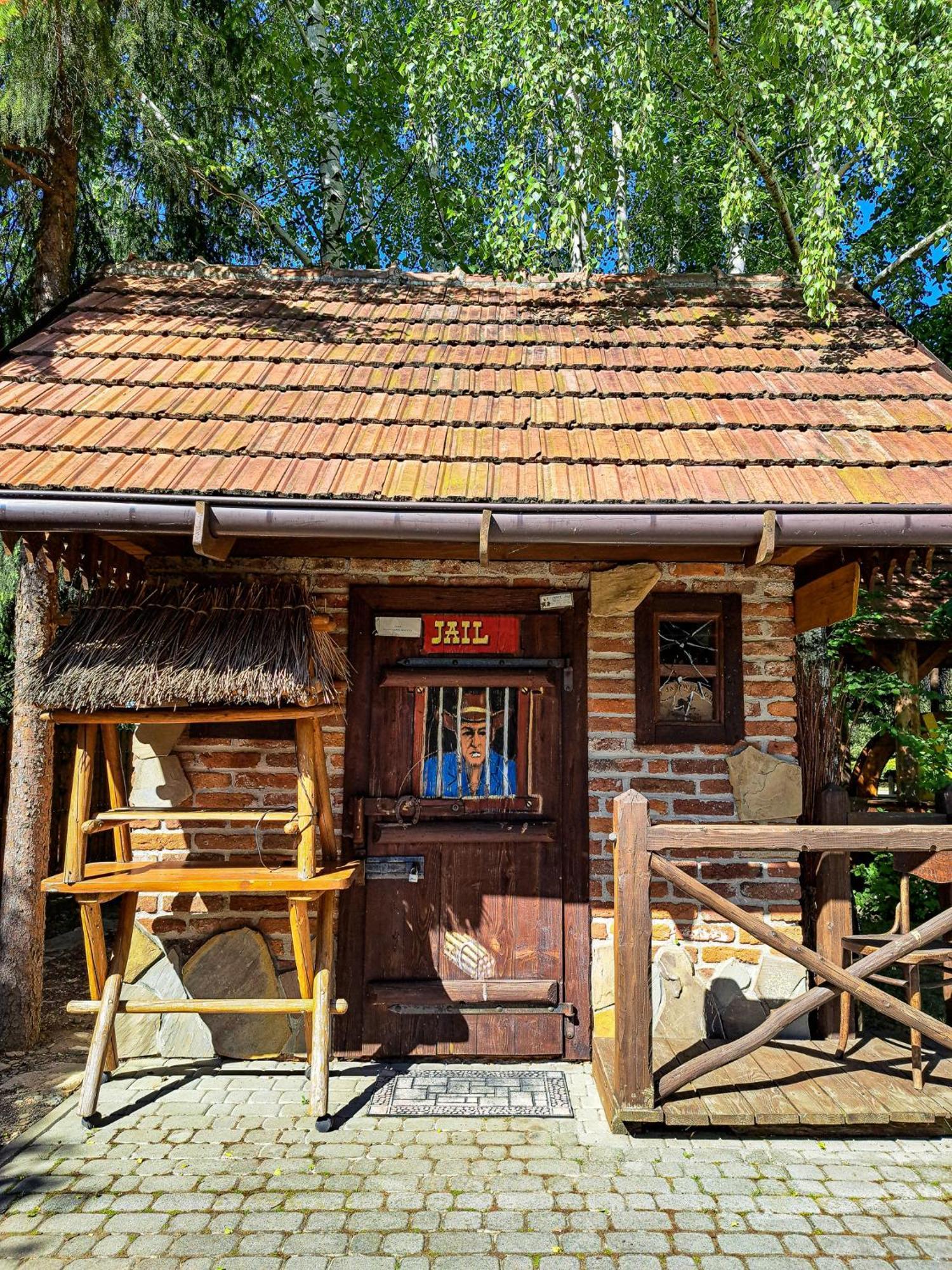 Hotel Restauracja Jas Wedrowniczek Rymanów 외부 사진